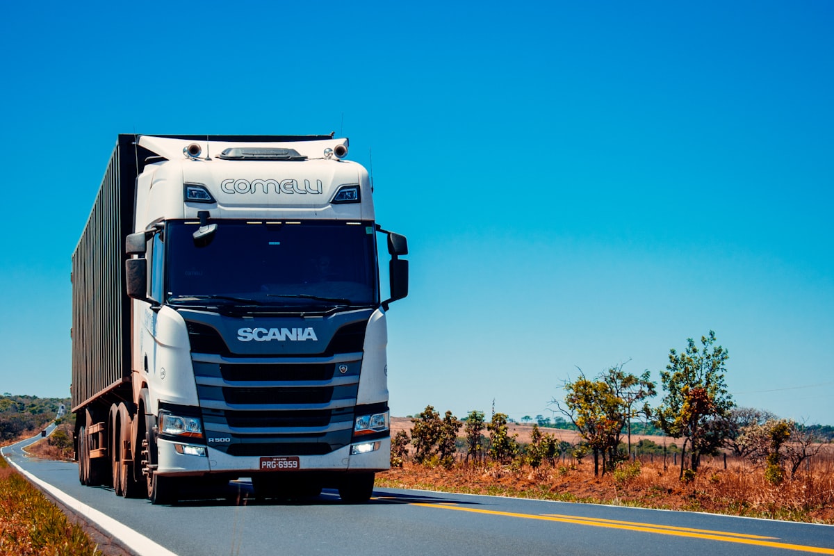 Ciężarówki na autostradzie — zarządzanie flotą TSL