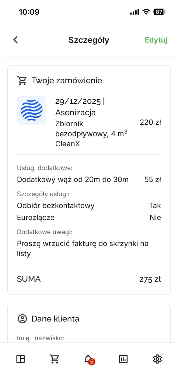 Szczegóły zamówienia w aplikacji kierowcy: usługa, pojemność zbiornika, usługi dodatkowe, uwagi klienta oraz suma
